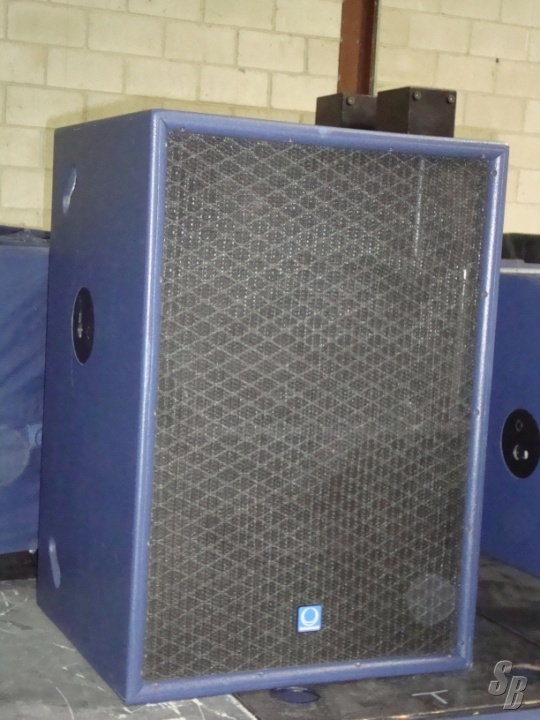 Listing TURBOSOUND FLOODLIGHT TFL760H. (8 AVAILABLE, WILL SELL IN