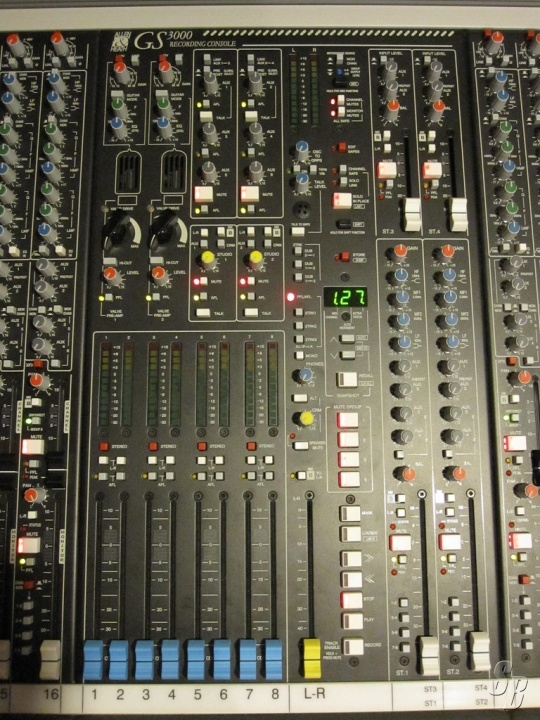 Listing ALLEN AND HEATH GS3000832 32X8 CONSOLE (INCLUDES M32 METER